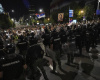 AP: Sukobi demonstranata sa lojalistima autokratskog predsednika Aleksandra Vučića i policijom na ulicama Srbije