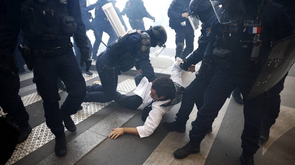 Foto: EPA / YOAN VALAT 309 Protesters Arrested in Large Demonstrations Across France