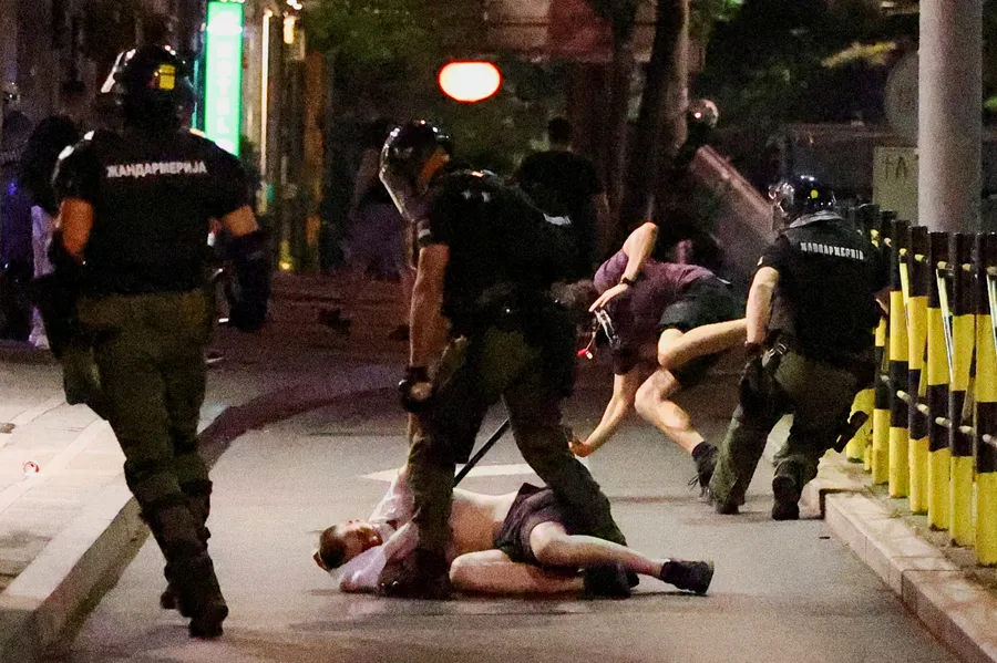 Serbien: Amnesty und Civil Rights Defenders fordern ein Ende des rechtswidrigen Gewalteinsatzes gegen Demonstranten