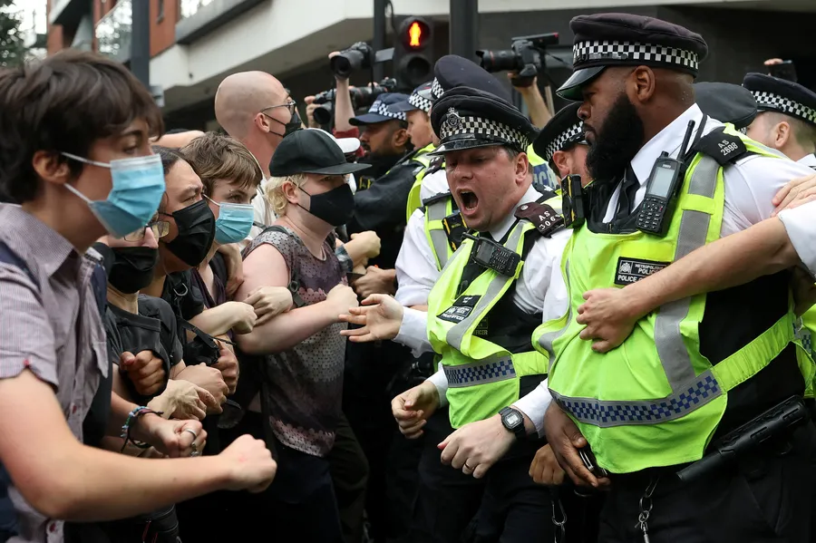 U Velikoj Britaniji sukobi demonstranata dva protesta - za i protiv imigracija