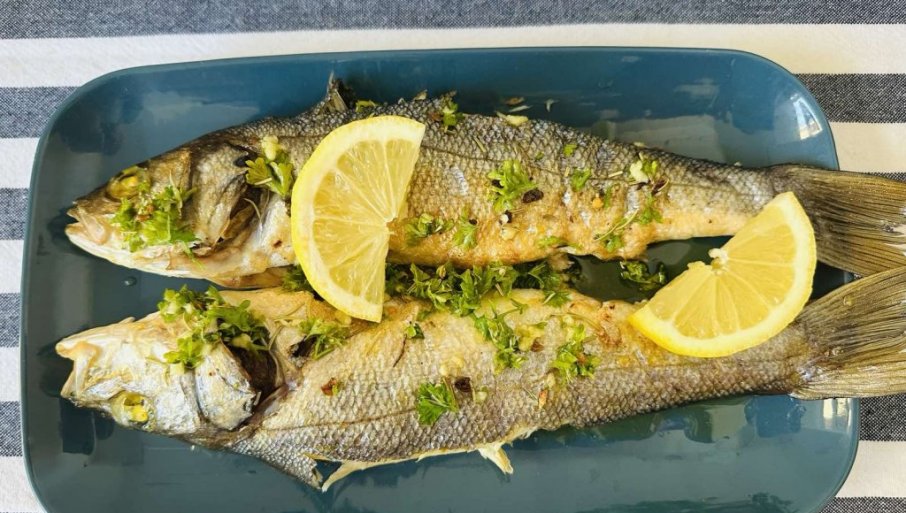 Brancin iz rerne sa belim lukom, limunom i ruzmarinom: Mediteran na vašem tanjiru