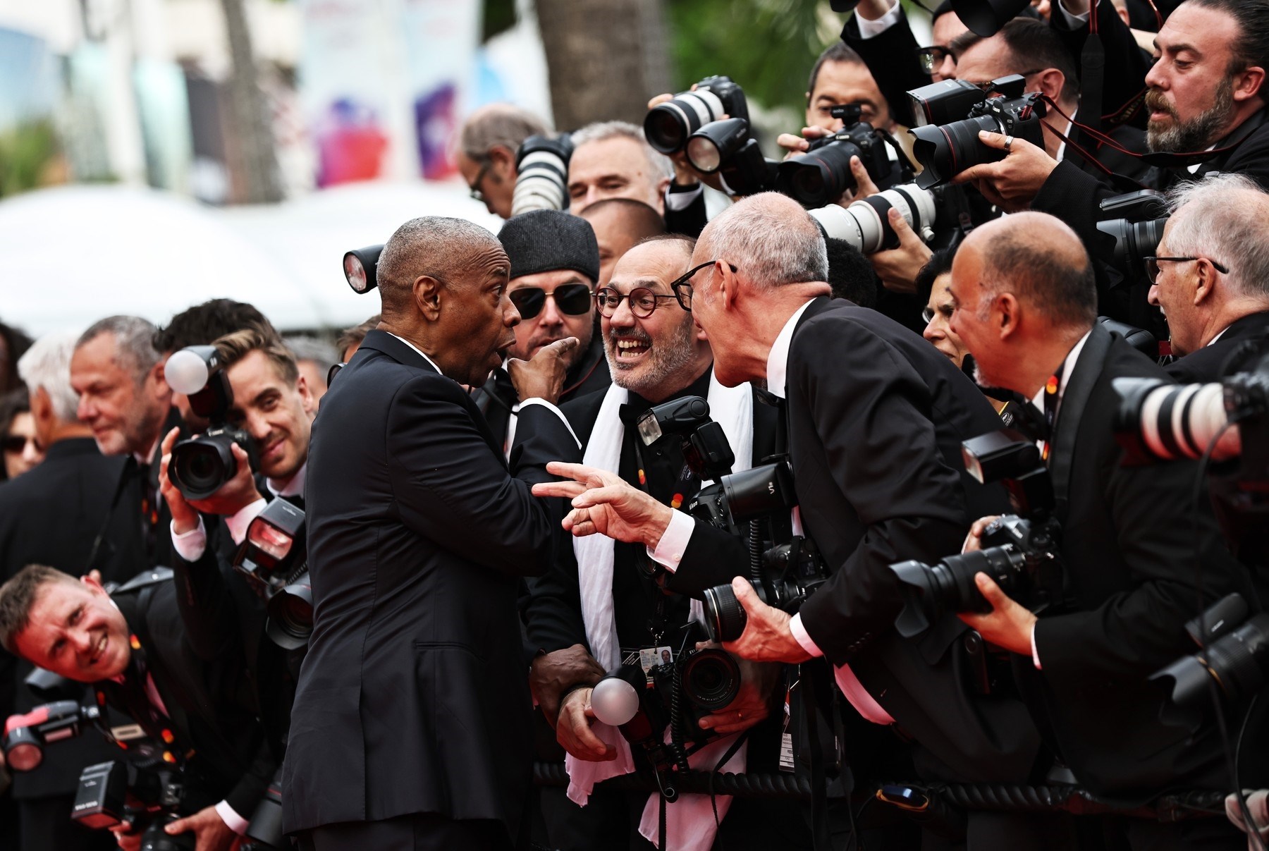 Denzel Washington Lost His Temper on the Red Carpet in Cannes, Argued with Photographer VIDEO
