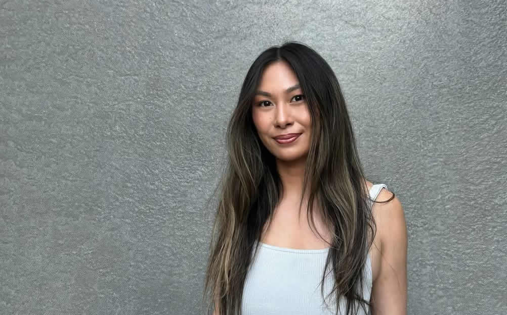 Meet the NEW YOUNGEST BILLIONAIRE! She dethroned Taylor Swift and earned her fortune on her own