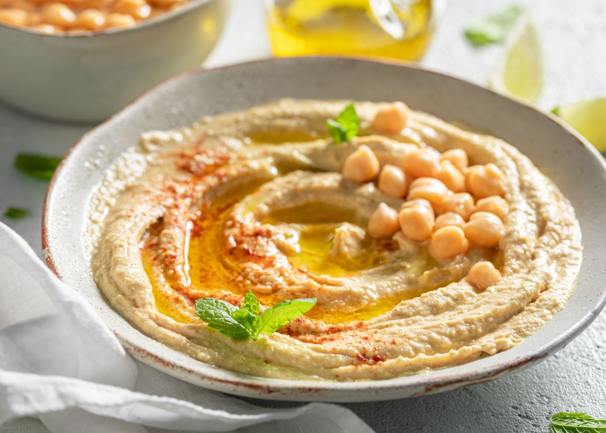 HOMEMADE HUMMUS FROM CHICKPEAS: Recipe for a Healthy Spread