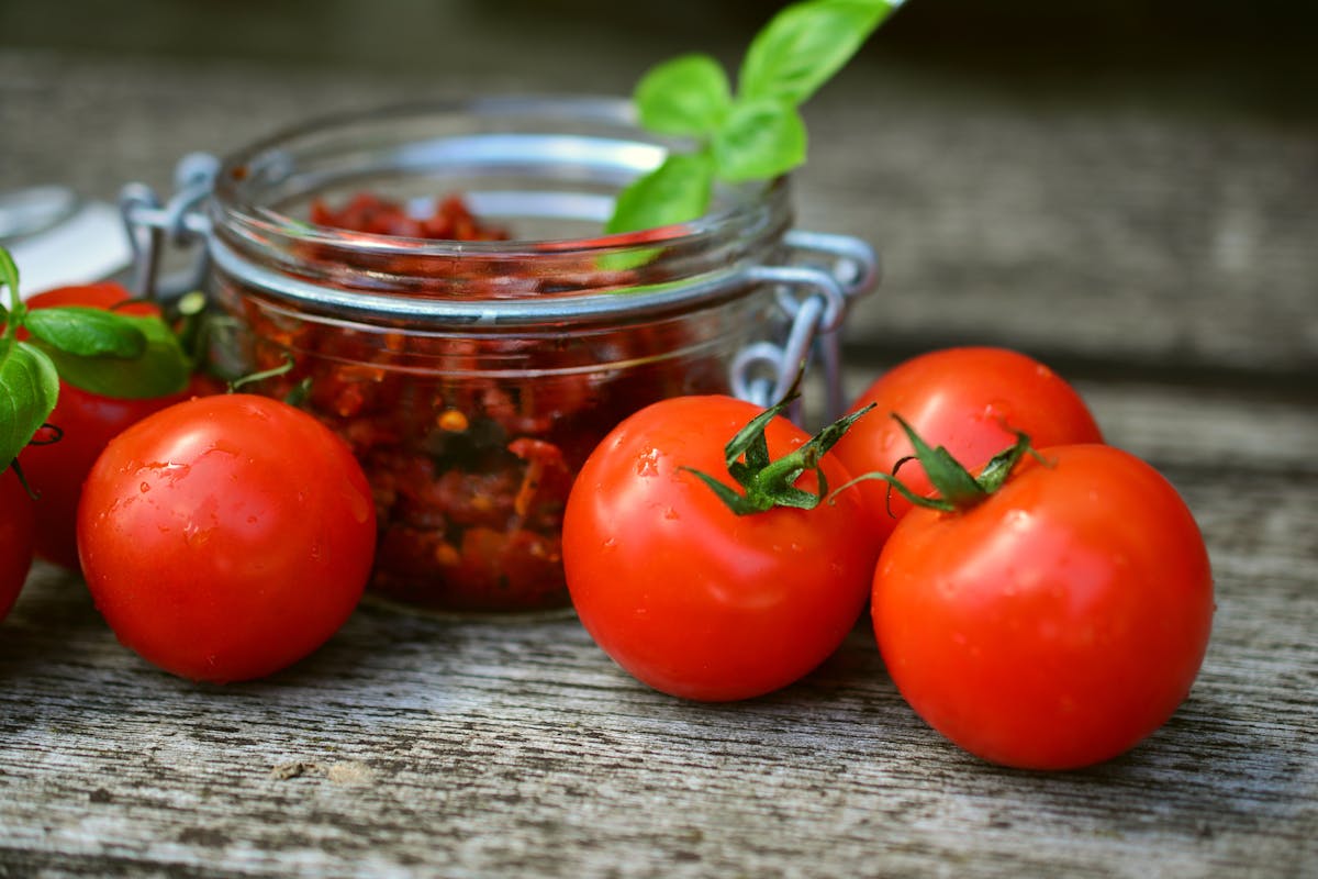 Wie man hausgemachte getrocknete Tomaten im Ofen zubereitet