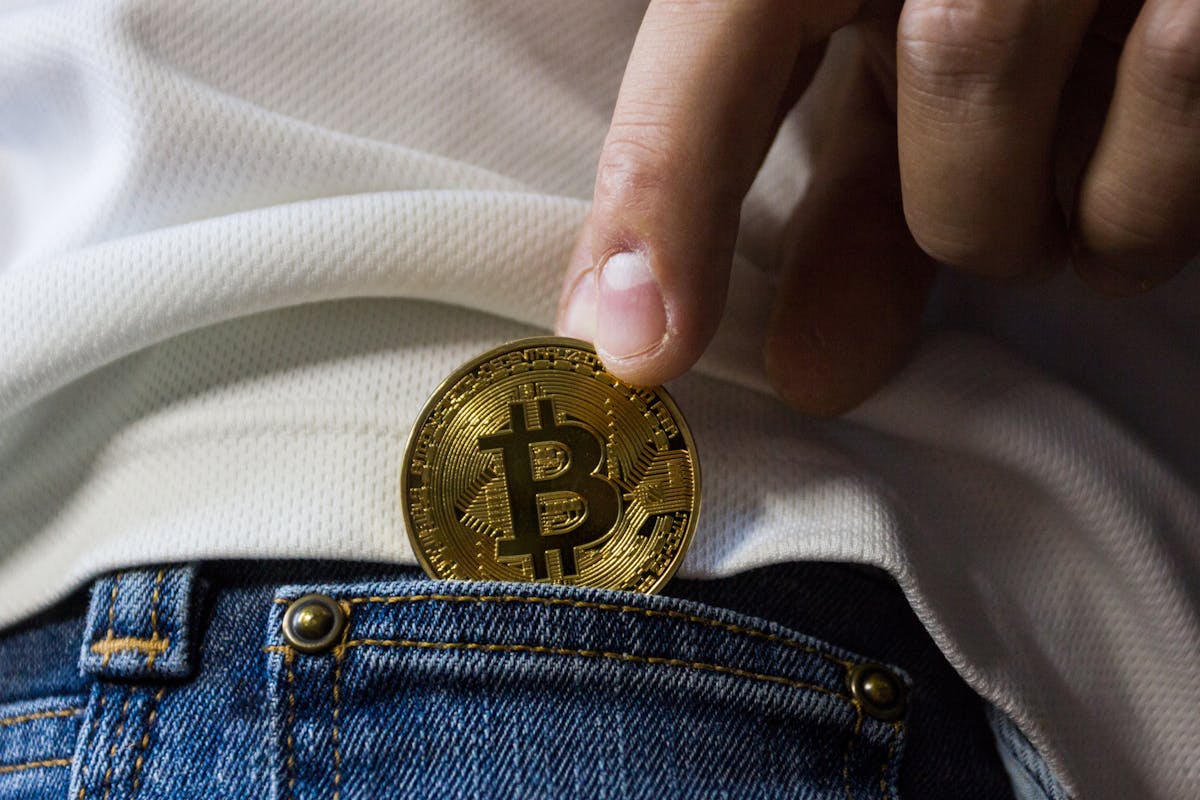 Crypto Market Collapses: Bitcoin Loses Thousands of Dollars per Minute