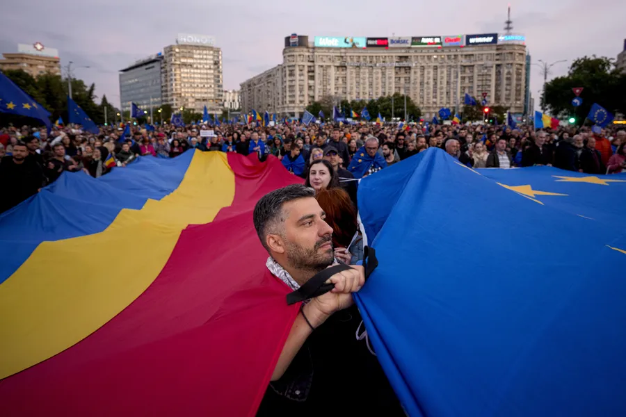 AP Photo/Andreea Alexandru Hiljade demonstranata u Bukureštu: Zahtevaju da Rumunija ostane na evropskom pravcu